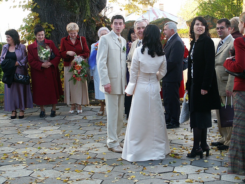 063 Tam w tle to chyba chorek.JPG - Dziedziniec zapełnia się gośćmi.